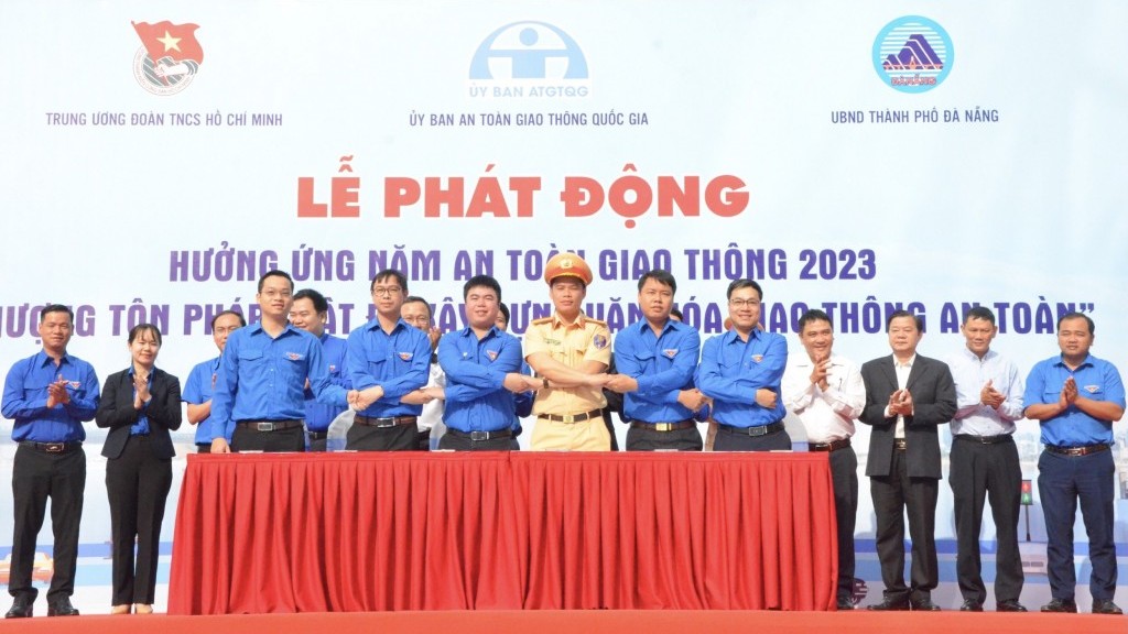 Tuyên dương 12 Tỉnh, Thành đoàn trong công tác đảm bảo trật tự an toàn giao thông