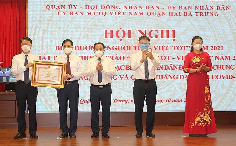 Trưởng ban Thi đua - Khen thưởng thành phố Hà Nội Nguyễn Công Bằng trao Bằng khen của Thủ tướng Chính phủ cho nhân dân và cán bộ quận Hai Bà Trưng