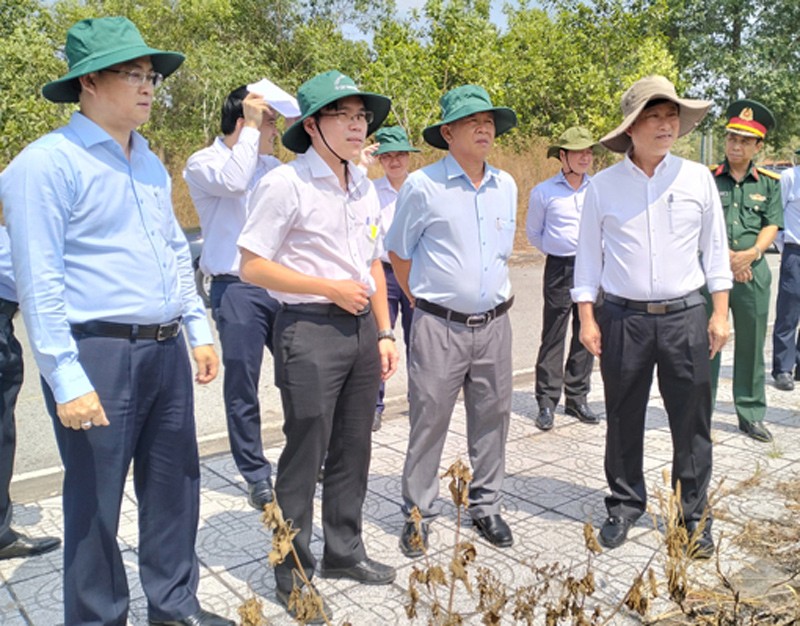 Ông Võ Văn Minh, Chủ tịch UBND tỉnh, kiểm tra công trình Khu tưởng niệm Chiến khu D 