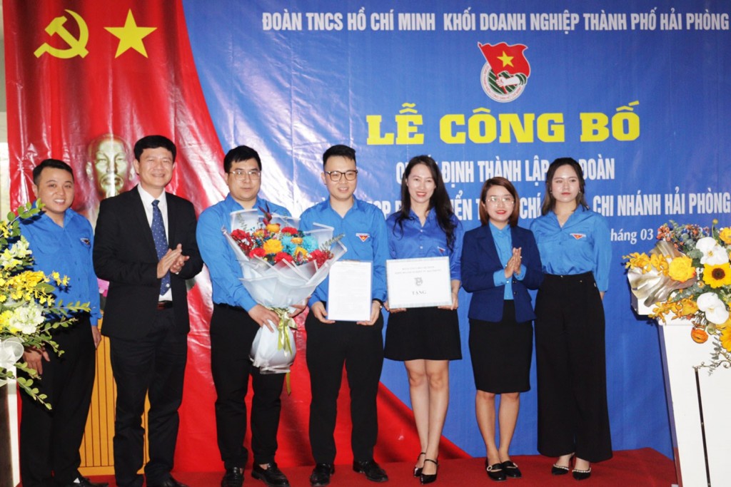 rao Quyết định và tặng hoa chúc mừng Chi đoàn cơ sở Ngân hàng TMCP Phát triển thành phố Hồ Chí Minh - chi nhánh Hải Phòng.