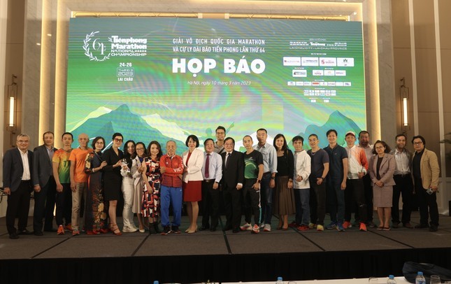 Tạo ‘sức mạnh nội sinh’ cho địa phương phát triển ảnh 73 Ban tổ chức và các đại biểu, khách mời họp báo chụp ảnh lưu niệm