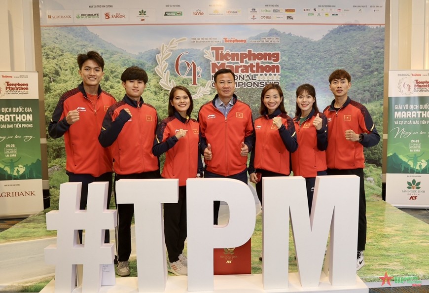 Các vận động viên tuyển điền kinh Việt Nam tại buổi họp báo Tiền Phong Marathon 2023