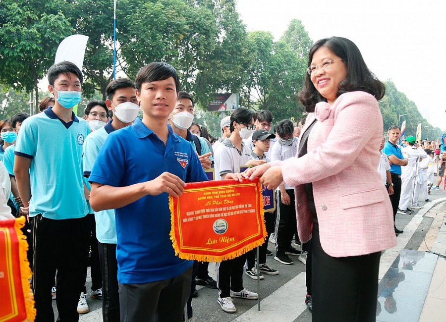 à Nguyễn Trường Nhật Phượng, Phó Chủ tịch Hội đồng nhân dân tỉnh Bình Dương trao cờ lưu niệm  cho các đơn vị về tham dự chương trình