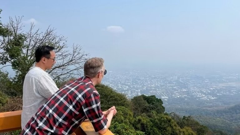 Sương mù dày đặc che khuất tầm nhìn trên đỉnh Doi Suthep. (Ảnh của Yohei Muramatsu)