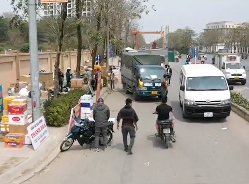 Hà Nội: Tiếp tục xuất hiện nhiều bãi xe tự phát, lấn chiếm vỉa hè, lòng đường