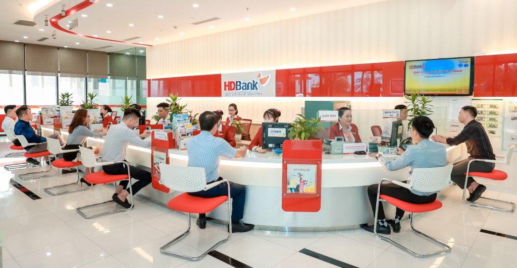 Khách hàng giao dịch tại HDBank 
