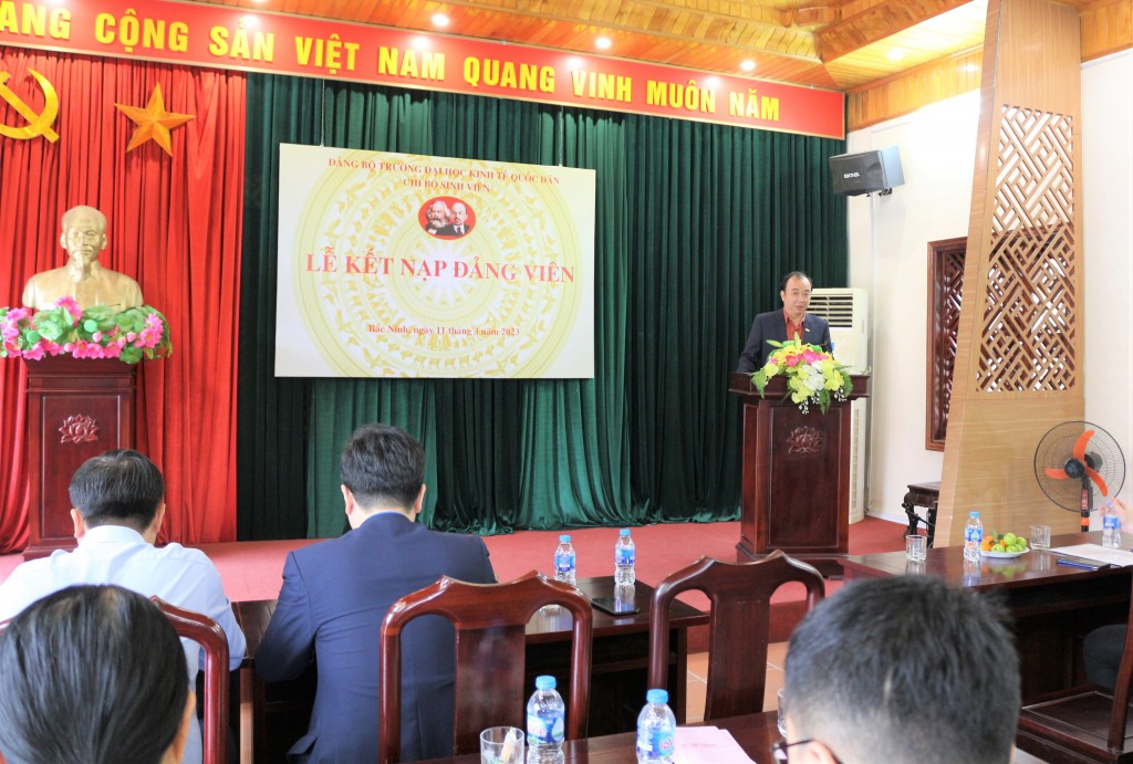 T.S Nguyễn Hữu Đồng, Phó Bí thư Đảng ủy, Chủ tịch Công đoàn nhà trường giao nhiệm vụ cho các đảng viên mới