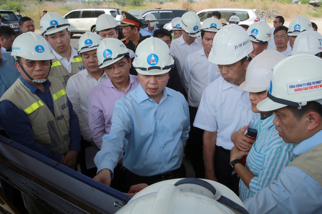 Phó Thủ tướng Trần Hồng Hà trao đổi với tư vấn giám sát của JICA về phương án rút ngắn thời gian thi công 2 cầu lớn trên tuyến cao tốc Bến Lức – Long Thành - Ảnh: VGP/Minh Khôi