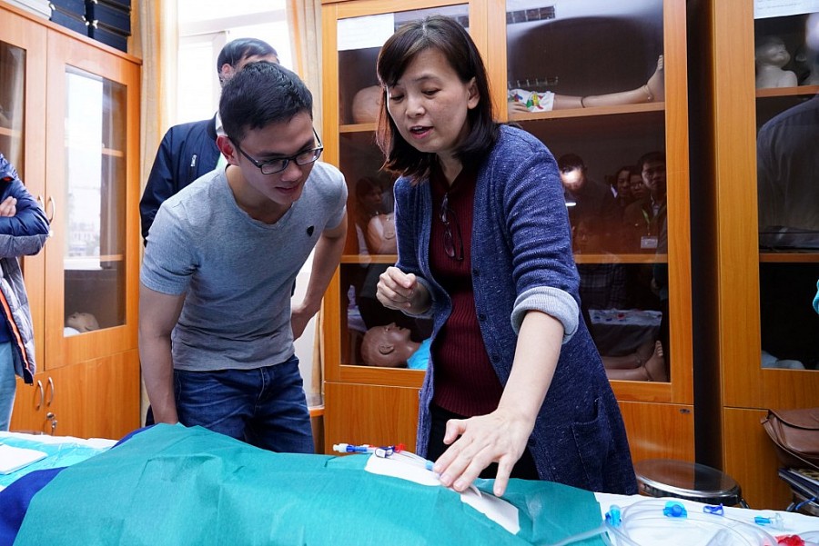 Bà Ooi Swee Ling (phải), Tình nguyện viên Quốc tế Singapore và Trợ lý y tá lâm sàng thuộc Khoa Thận, Bệnh viện Tan Tock Seng đang chia sẻ kiến thức chuyên môn với các bác sĩ Việt Nam trong hội thảo đào tạo năm 2018