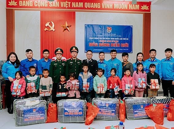 Đoàn Thanh niên Chi cục Hải quan cửa khẩu cảng Cẩm Phả rao quà cho các hoàn cảnh khó khăn.
