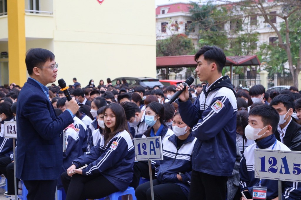 Học sinh Trung tâm Giáo dục nghề nghiệp - Giáo dục thường xuyên Mê Linh hào hứng với các câu hỏi về an toàn giao thông.