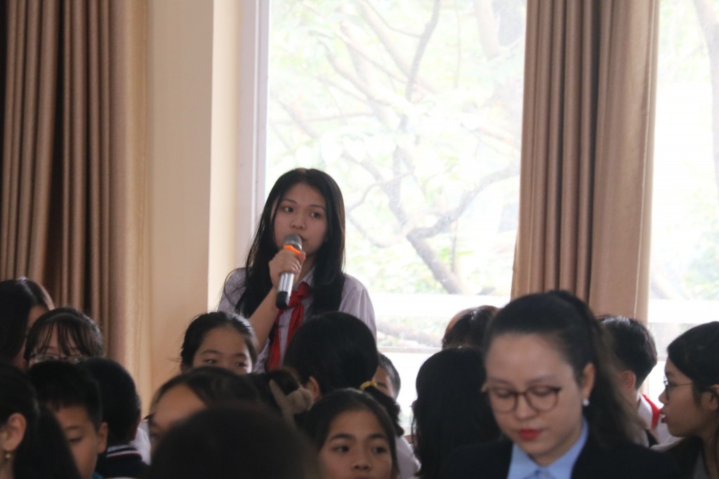 Em Nguyễn Hà Anh, học sinh lớp 7A1 trường THCS Cầu Giấy với câu hỏi về cách kiểm soát việc tiếp cận thông tin trên mạng Internet