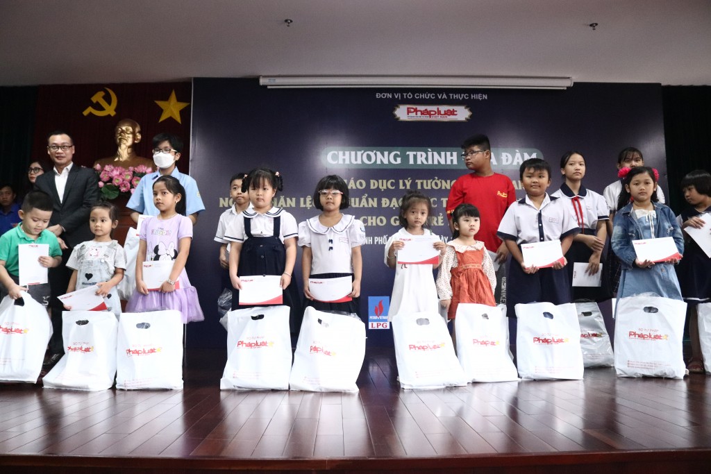 Ban tổ chức đã tiến hành trao tặng 