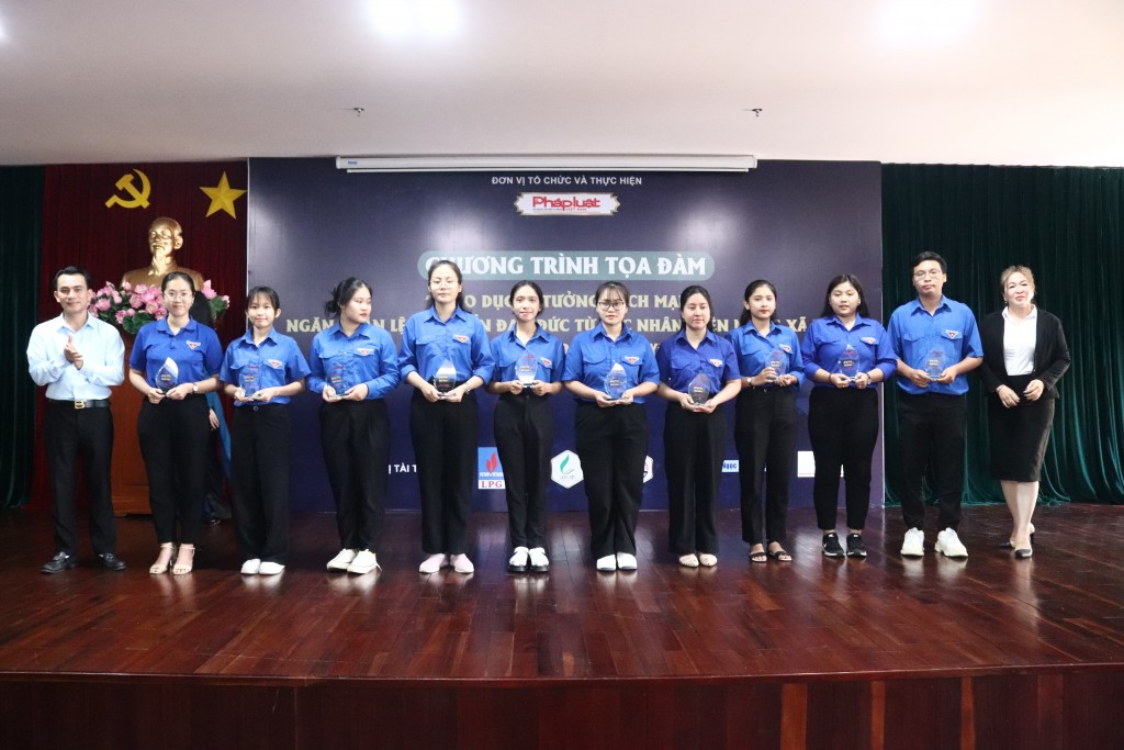10 Đoàn viên, thanh niên tiêu biểu có đóng góp hoạt động xã hội và công việc.