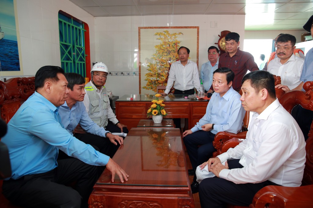 Phó Thủ trướng Trần Hồng Hà lắng nghe kiến nghị của nhà thầu, doanh nghiệp khai thác mỏ cát trên sông Tiền thuộc tỉnh An Giang - Ảnh: VGP/Minh Khôi