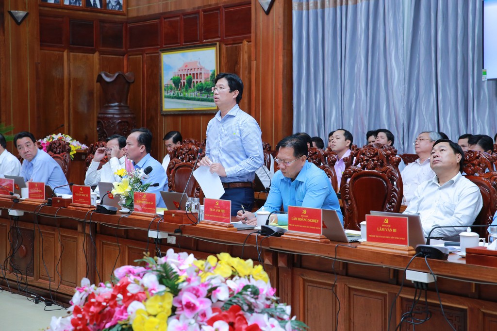 Phó Chủ tịch UBND tỉnh Đồng Tháp báo cáo về tình hình khai thác các mỏ cát đắp nền trên địa bàn tỉnh - Ảnh: VGP/Minh Khôi