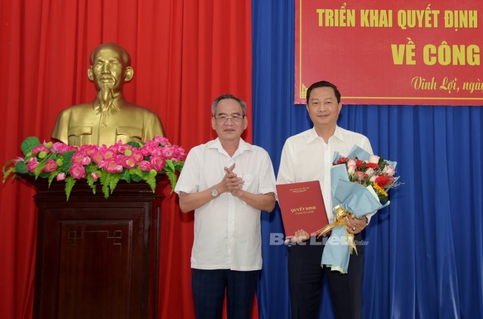 Bí thư Tỉnh ủy Bạc Liêu Lữ Văn Hùng trao Quyết định, chúc mừng đồng chí Trương Thanh Nhã, Chủ tịch Hội nông dân tỉnh Bạc Liêu làm Bí thư Huyện ủy huyện Vĩnh Lợi