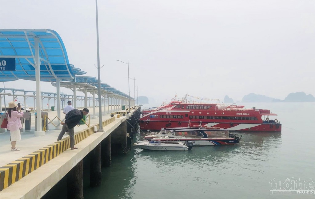 Cầu cảng tại cảng mới Ao Tiên với mức vênh ít nhất từ 2,5-3m, khiến các tàu cao tốc loại nhỏ rất khó khăn trong việc cập cảng đón trả khách.