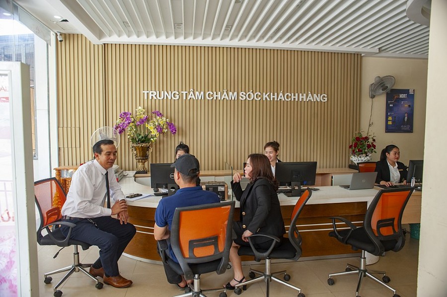 VP. Tổng Đại lý Ba Đồn Prudential Quảng Bình thăm hỏi và hỗ trợ gia đình chị Tâm hoàn tất thủ tục nhận quyền lợi.