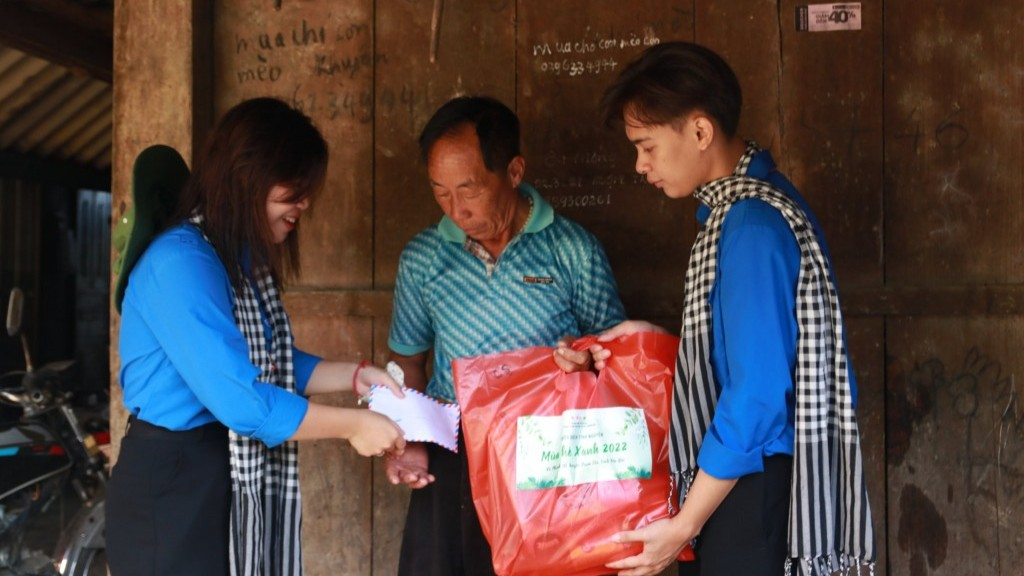 Bạn Tô Trung Hiếu (bên phải) thăm, tặng quà người dân có hoàn cảnh khó khăn 