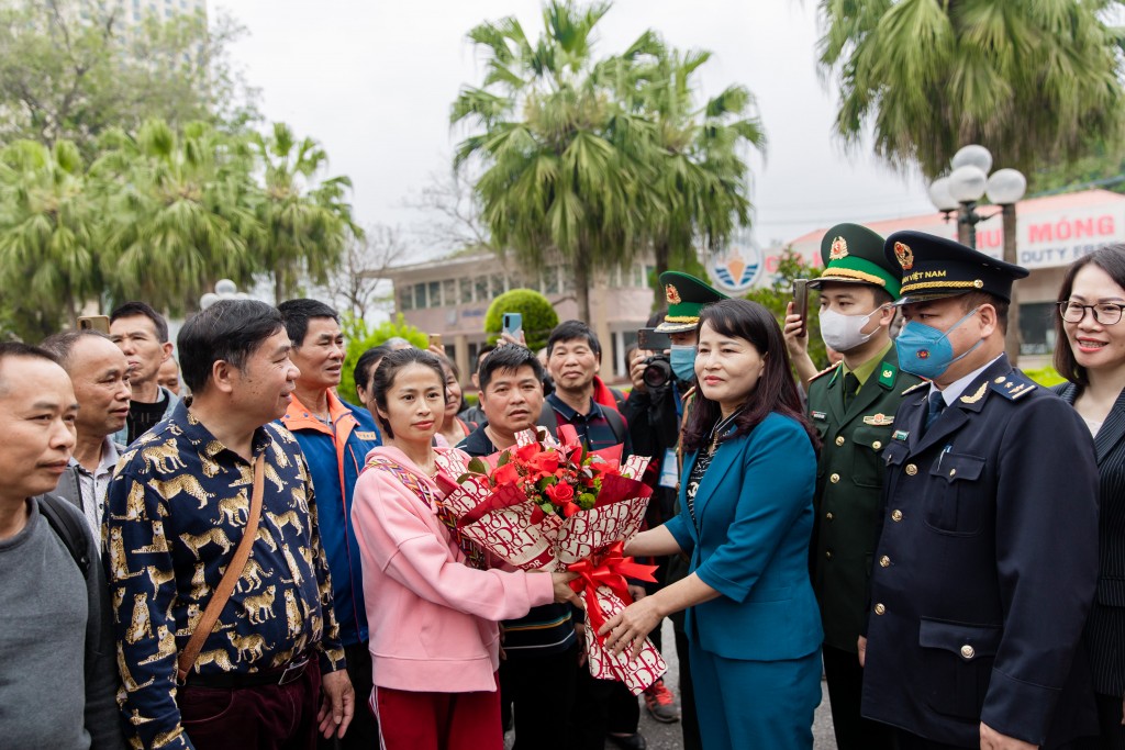 Bbà Nguyễn Thu Hương, PCT UBND thành phố Móng Cái cho biết thành phố Móng Cái chỉ đạo các cơ sở lưu trú, dịch vụ nhà hàng chỉnh trang lại cơ sở vật chất, nhân lực đặc biệt phấn đấu cuối tháng 3 sẽ đề nghị Sở Du lịch tổ chức Hội đồng thi tuyển và cấp thẻ hướng dẫn viên tại điểm. Bbà Nguyễn Thu Hương, PCT UBND thành phố Móng Cái cho biết thành phố Móng Cái chỉ đạo các cơ sở lưu trú, dịch vụ nhà hàng chỉnh trang lại cơ sở vật chất, nhân lực đặc biệt phấn đấu cuối tháng 3 sẽ đề nghị Sở Du lịch tổ chức Hội đồng thi tuyển và cấp thẻ hướng dẫn viên tại điểm.