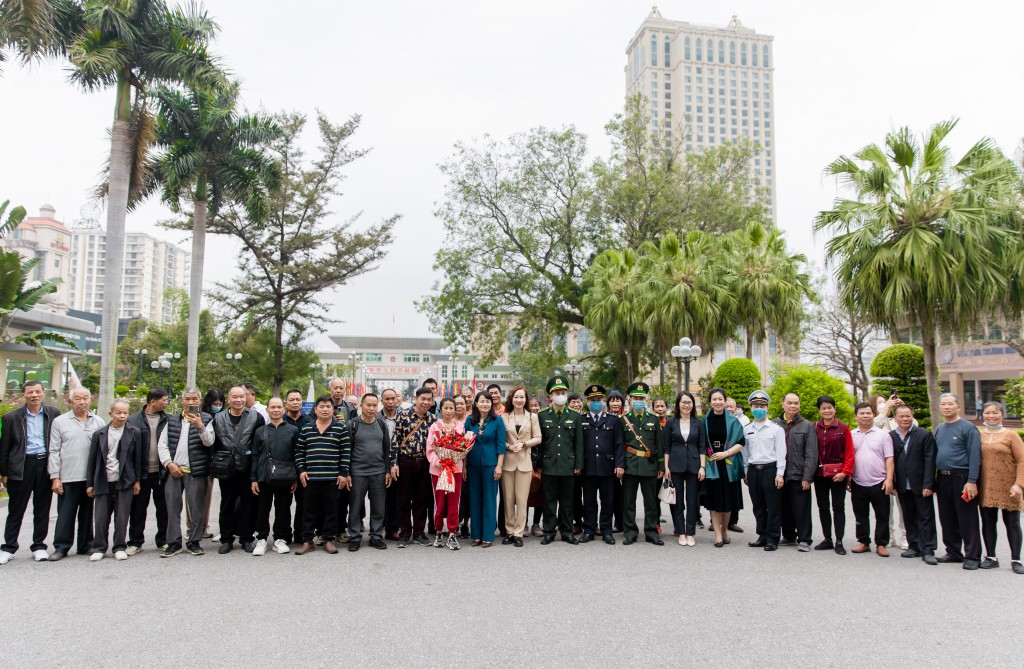 Ngay trong buổi sáng ngày hôm nay, đoàn khách 38 người của Công ty Du lịch Thần Châu (Quảng Tây, Trung Quốc) đến từ nhiều địa phương Trung Quốc đã làm thủ tục nhập cảnh qua Cửa khẩu Quốc tế Móng Cái theo tour du lịch 4 ngày, 3 đêm tại: Móng Cái, Hạ Long và Thủ đô Hà Nội.