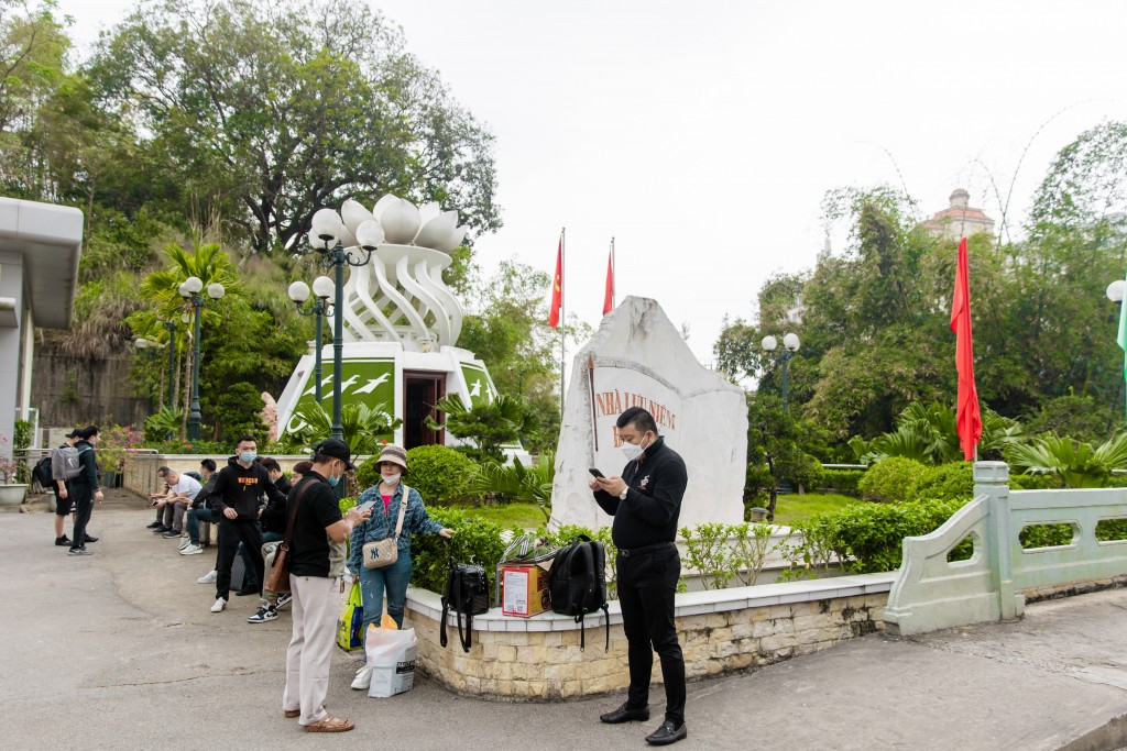 Quảng Ninh đón 100 khách Trung Quốc nhập cảnh đi du lịch