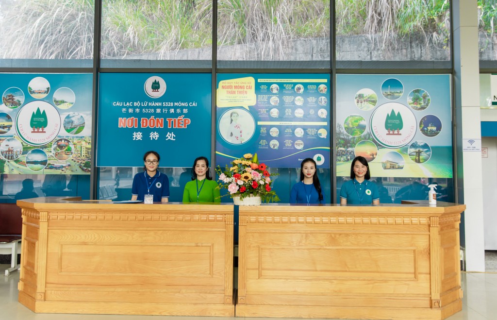 “Thành phố chỉ đạo các cơ quan chuyên môn chuyên ngành khối cửa khẩu rà soát lại các cơ sở vật chất, trang thiết bị và quy trình đón khách; Phối hợp với bên bạnh chuẩn bị các điều kiện tốt nhất để đón đoàn ngày hôm nay theo tinh thần trách nhiệm, thân thiện, an toàn và tạo nên phát triển du lịch bền vững cho địa phương”, bà Hương chia sẻ. “Thành phố chỉ đạo các cơ quan chuyên môn chuyên ngành khối cửa khẩu rà soát lại các cơ sở vật chất, trang thiết bị và quy trình đón khách; Phối hợp với bên bạnh chuẩn bị các điều kiện tốt nhất để đón đoàn ngày hôm nay theo tinh thần trách nhiệm, thân thiện, an toàn và tạo nên phát triển du lịch bền vững cho địa phương”, bà Hương chia sẻ.