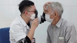 Triển khai khám, chữa bệnh chuyên khoa mắt cho người dân