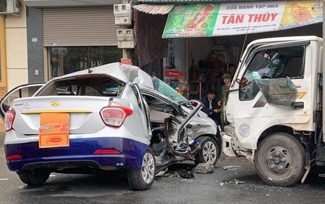 Quảng Ninh: Tai nạn liên hoàn giữa 3 ô tô làm 4 người thương vong