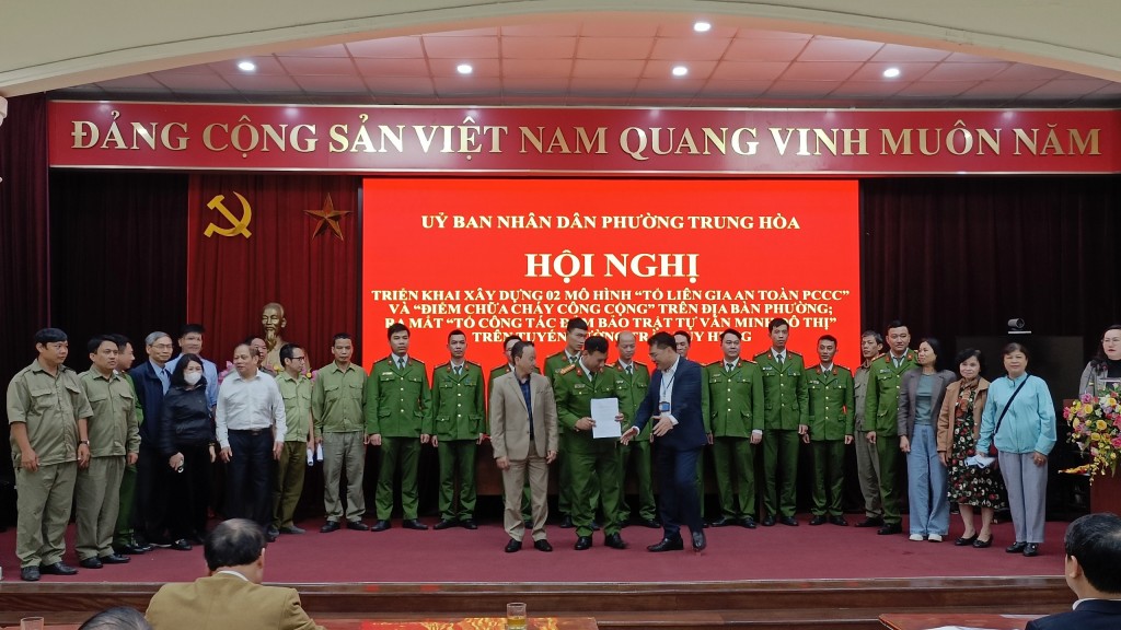 Chủ tịch UBND phường Trung Hoà trao quyết định thành lập các mô hình đảm bảo văn minh đô thị trên tuyến Trần Duy Hưng