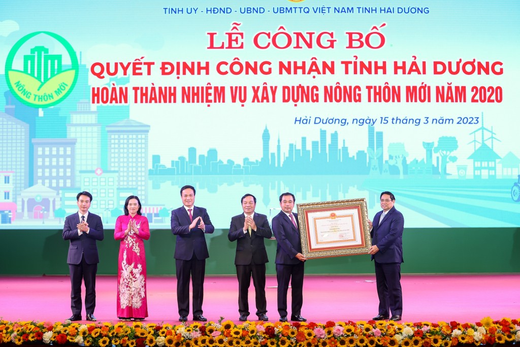 Thủ tướng Phạm Minh Chính trao Quyết định công nhận tỉnh Hải Dương hoàn thành nhiệm vụ xây dựng nông thôn mới - Ảnh: VGP/Nhật Bắc