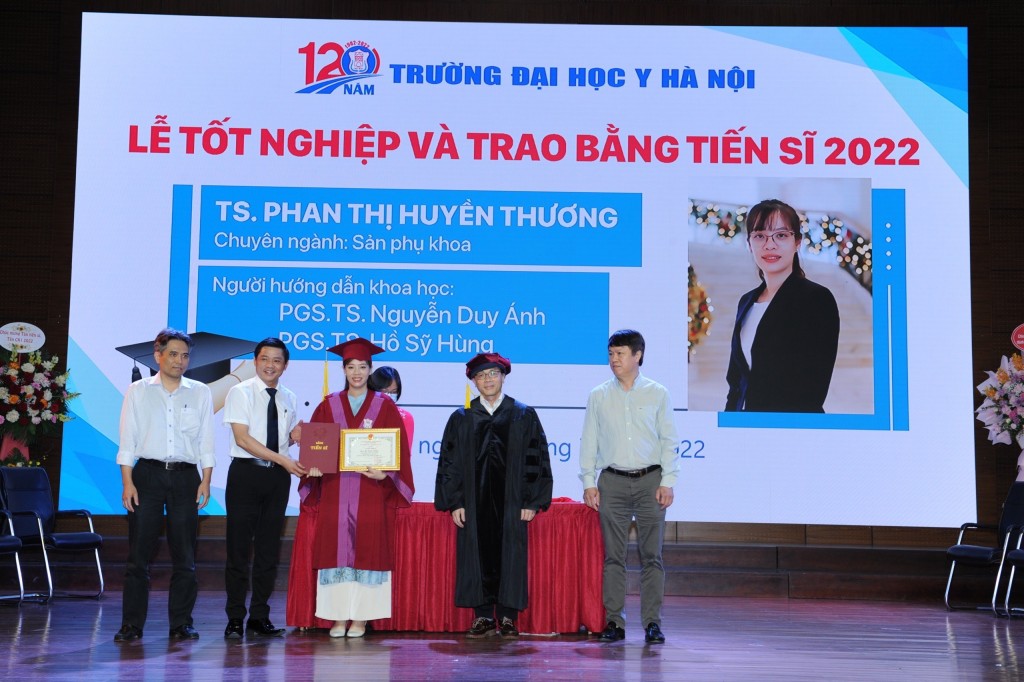 Phan Thị Huyền Thương trong lễ tốt nghiệp và trao bằng tiến sĩ năm 2022