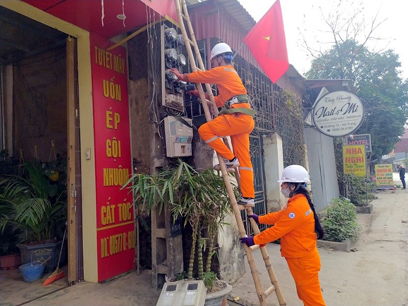 Công nhân Điện lực khu vực Bỉm Sơn – Hà Trung (PC Thanh Hóa) tháo công tơ cơ khí cũ để thay thế bằng công tơ điện tử đo xa