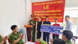 Công an TP Hồ Chí Minh trao tặng nhà xã hội cho cảnh sát PCCC có hoàn cảnh khó khăn