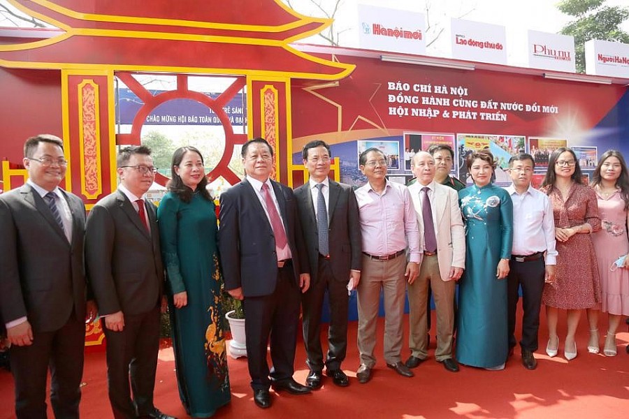 Các đồng chí lãnh đạo Trung ương, Hội Nhà báo Việt Nam và đại biểu chụp ảnh lưu niệm tại gian trưng bày của báo chí Thủ đô.