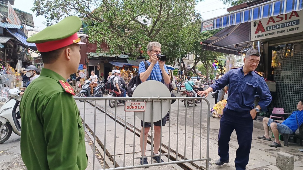 Hà Nội: Xử lý nghiêm tình trạng cố tình chèo kéo khách ở cà phê phố đường tàu