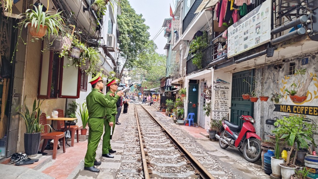 Hà Nội: Xử lý nghiêm tình trạng cố tình chèo kéo khách ở cà phê phố đường tàu