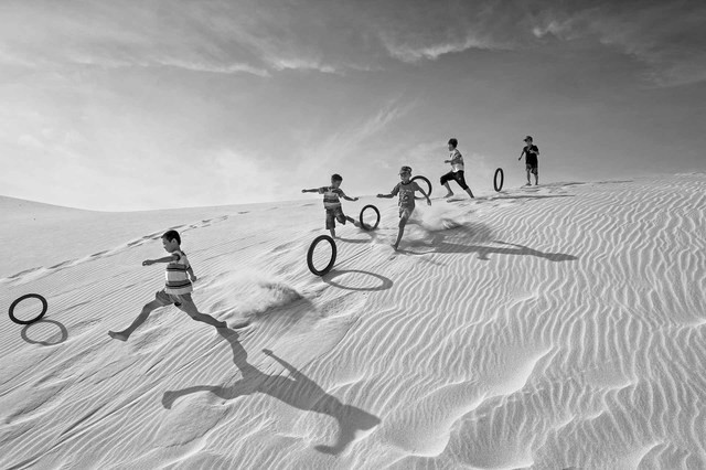 Summer Day (tạm dịch Ngày hè), Nguyễn Thị Vân (Việt Nam), huy chương Vàng FIAP, đề tài trẻ em