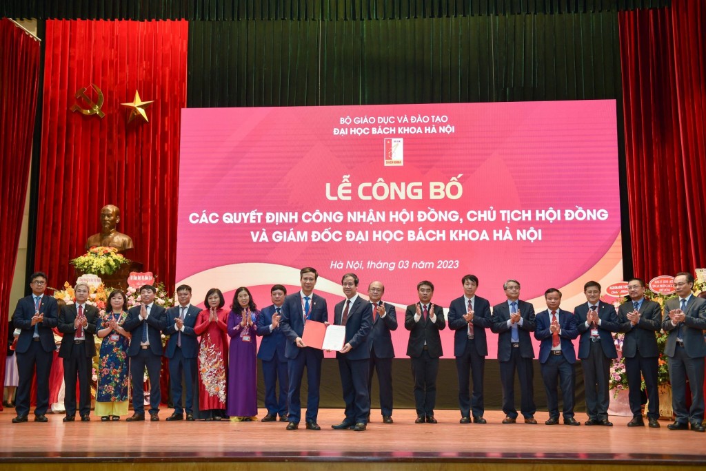 Bộ trưởng Nguyễn Kim Sơn trao quyết định công nhận Hội đồng Đại học Đại học Bách khoa Hà Nội nhiệm kỳ 2020-2025.