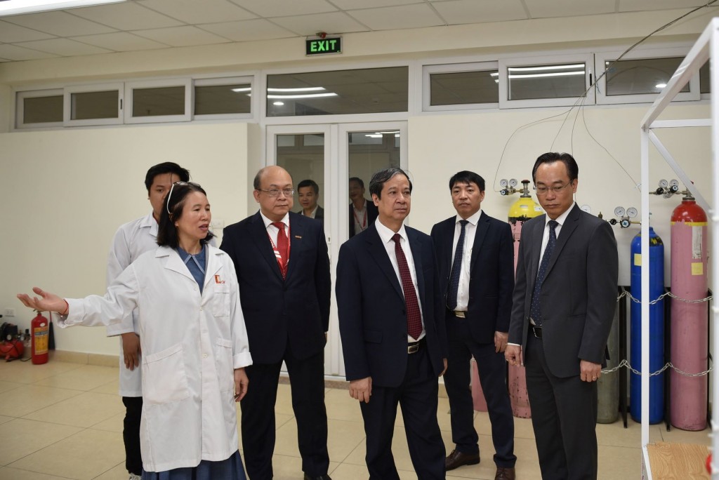 Bộ trưởng Nguyễn Kim Sơn, Thứ trưởng Hoàng Minh Sơn thăm cơ sở vật chất Đại học Bách khoa Hà Nội.