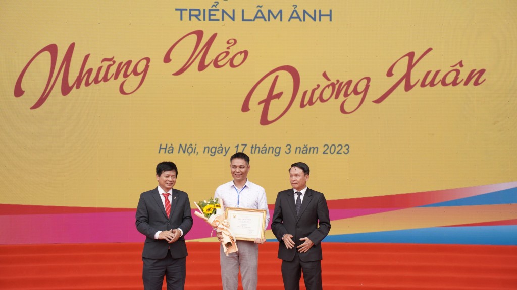 Đại diện Ban Tổ chức trao giải Nhất