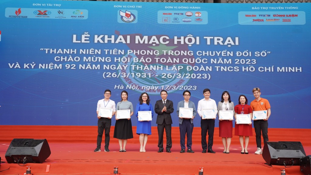 trao học bổng