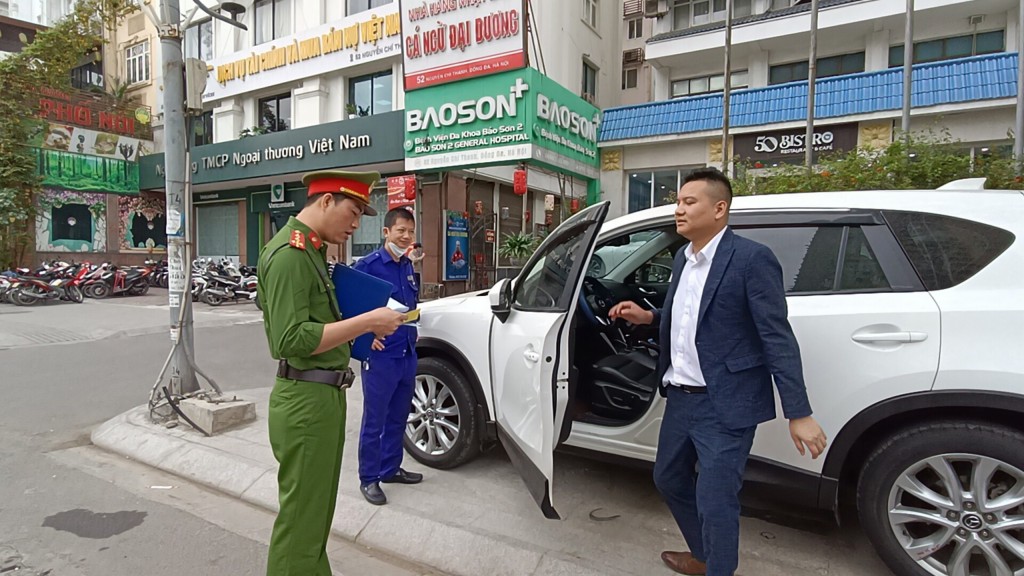 Lái xe ô tô đỗ trên vỉa hè trước cửa Bệnh viện Bảo Sơn 2 được yêu cầu di chuyển