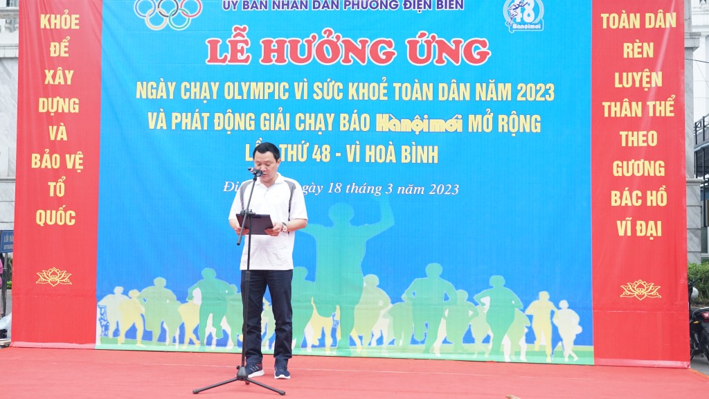 Ông Đặng Ngọc Hoan, Phó Chủ tịch UBND phường Điện Biên phát biểu khai mạc Ngày chạy Olympic vì sức khỏe toàn dân