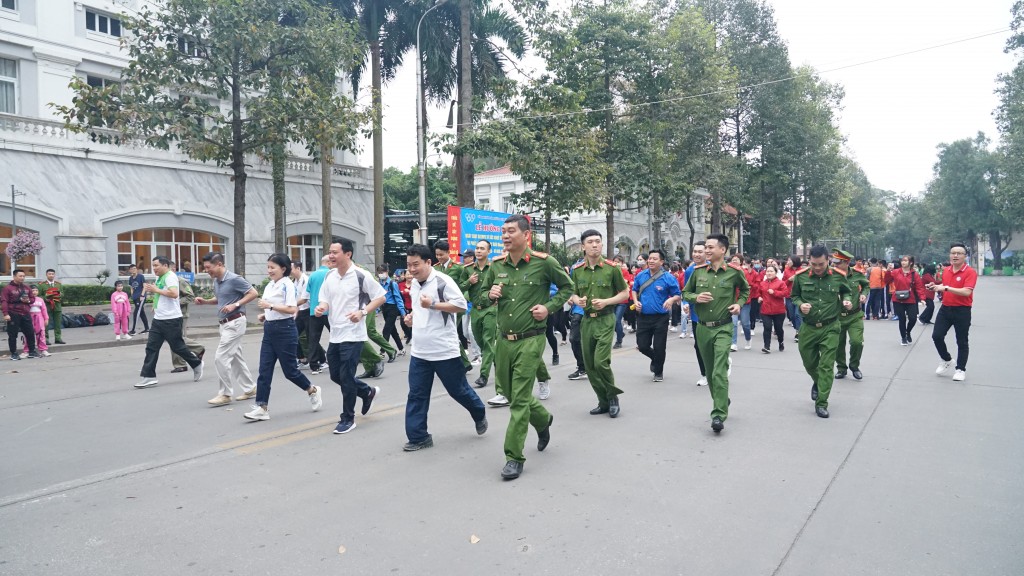 Phường Điện Biên (Ba Đình) hưởng ứng Ngày chạy Olympic vì sức khỏe toàn dân