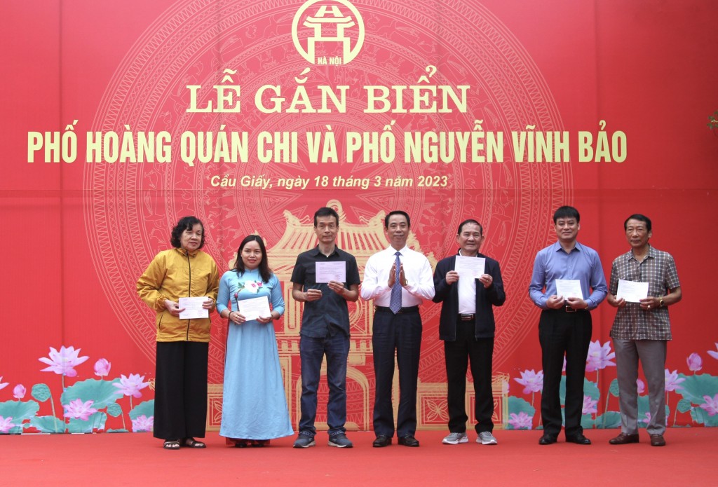 Ông Nguyễn Văn Chiến, Phó Bí thư Thường trực Quận uỷ Cầu Giấy trao giấy chứng nhận gắn biển số nhà cho các tổ chức, hộ gia đình