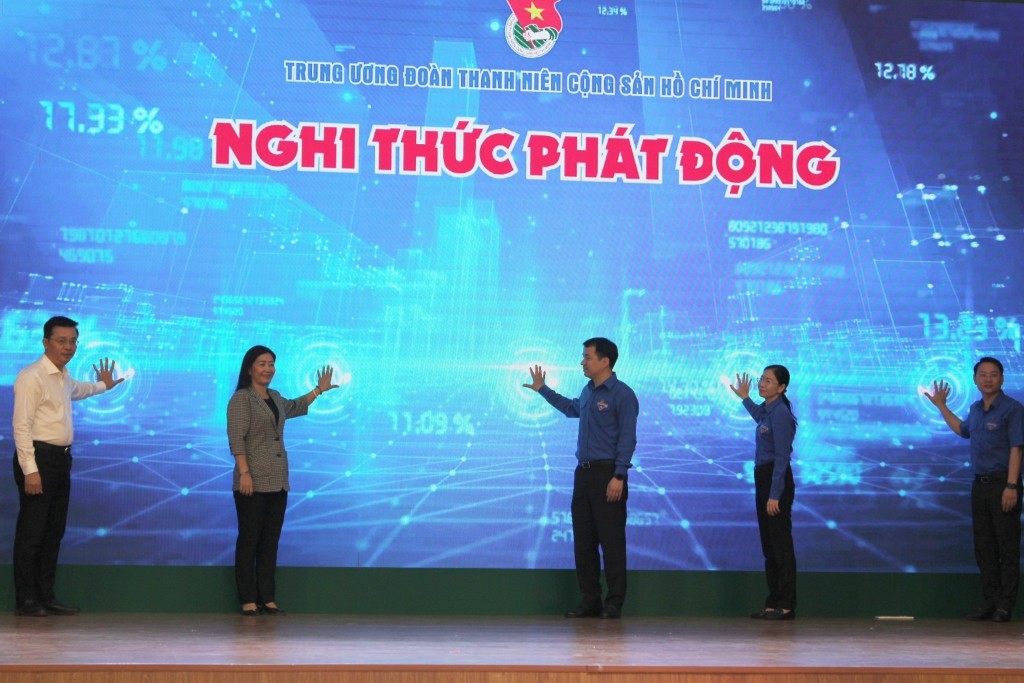 Nghi thức phát động “Ngày hoạt động cao điểm tình nguyện hỗ trợ người dân thực hiện dịch vụ công trực tuyến” năm 2023 