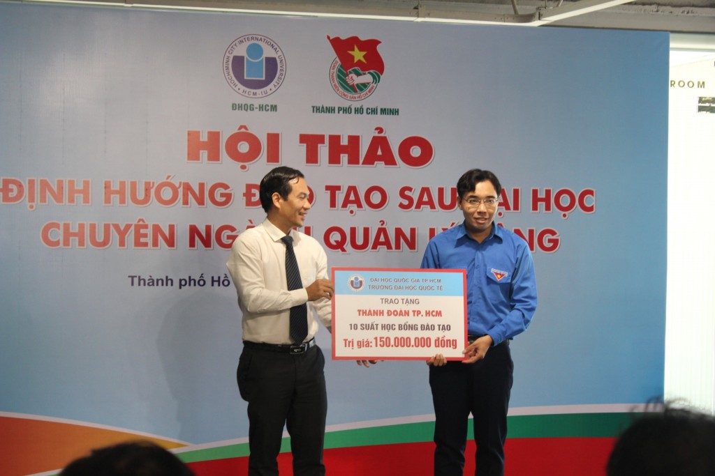 Đại diện trường ĐHQT trao tặng 10 suất học bổng cho Thành đoàn TP Hồ Chí Minh