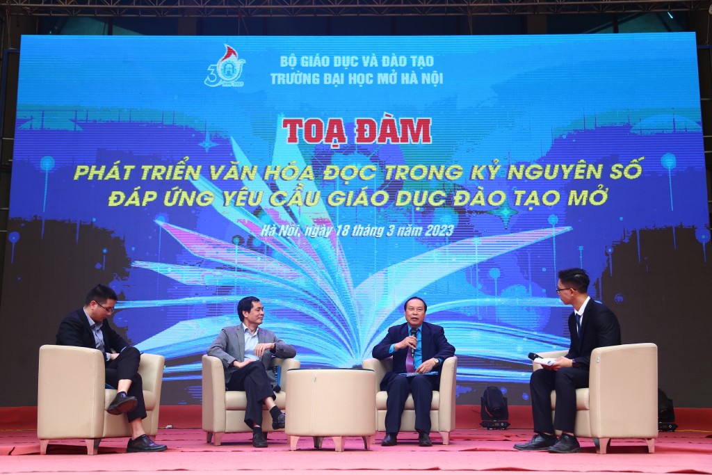 Các diễn giả chia sẻ tại toạ đàm